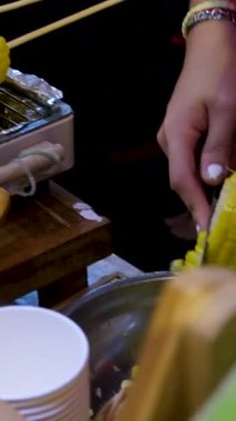 Sanur Beach, Bali, Endonezya sahilinde bir sokak satıcısı tereyağlı ve acı soslu mısır ızgara yapar. - Evet. Yüksek kalite 4k görüntü