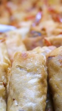 Aile Masasında Geleneksel Asya Yemeği Yiyoruz. Asya Tarzı 'nda Sağlıklı Yemek Pişirme. Lezzetli Kızarmış Peynirli Toplar ya da Japon omleti ile servis edilen Fırında Tavuk. 