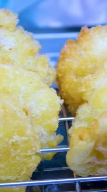 Lezzetli çıtır tavuk şeridinin yakın görüntüsü. Seçici odaklanma. Yüksek kalite 4k görüntü