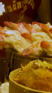 Tembel Susan 'ın üzerinde canlı bir Çin yemeği ve Çin yemeği, içinde hamur köftesi, karides ve kızarmış ördek var. Yüksek kalite 4k görüntü