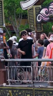 Otantik Hoi Bir Vietnam yaşam tarzı turistlerin canlı kültürel seyahat sahnelerinde yürüdüğü eski şehir caddeleri nehirde yüzen tekneler ve kafede eğlenen insanlar. Hoi Bir Vietnam 10.02.2025