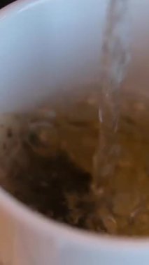 Çay Saati 'nin Sade Zarafeti, Pürüzsüz Hassas kahvaltılı Çaydanlık Çayı' nı izlerken arka planda avokadolu birkaç tabak makarna ve tost. Yüksek kalite 4k görüntü