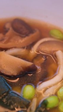 Anında Pirinç Erişte Kasesi. Çin Ramen Çorbası. Pişmiş Pirinç Anında Cam Erişte Ramyeon Kasesi. Asya yemeği pişirme. Çabuk Ramen Kurutulmuş Sebzeler. Çin yemeği. Kore Ramyeon Kase Bardağı.