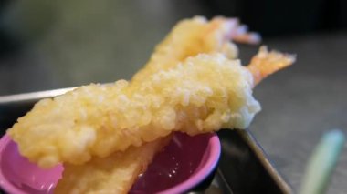 Zencefilli ponzu soslu Japon karides tempura tarifi. Yüksek kalite 4k görüntü