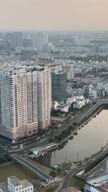 Ho CHi Minh City, Vietnam süper yüksek gökdeleni, Saigon Nehri ve şehir manzarası Ho Chi Minh City, Vietnam 'da, insansız hava aracı çekimleri. Yüksek kalite 4k görüntü