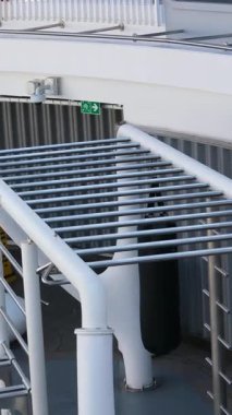 Havuz, jakuzi, kırmızı ve mavi güneş pansiyonları ve güzel bir sahil şehrinin panoramik manzarası olan lüks yolcu gemisi güvertesi. Seyahat, boş zaman ve tatil görüntüleri için mükemmel..