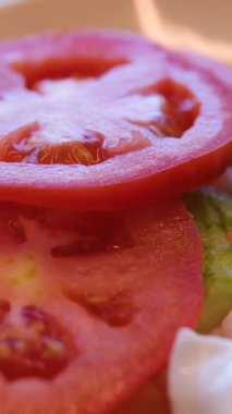 Avokado ve vişneli domatesli haşlanmış yumurta kahvaltısı. Sağlıklı kahvaltı. Domates Avokado Kremi