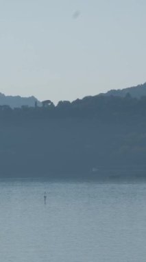 Havuz, jakuzi, kırmızı ve mavi güneş pansiyonları ve güzel bir sahil şehrinin panoramik manzarası olan lüks yolcu gemisi güvertesi. Seyahat, boş zaman ve tatil görüntüleri için mükemmel..