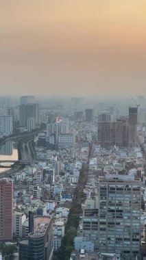 Deniz taşımacılığındaki kanal sistemi, Saigon Nehri 'ndeki tekne nakliyesi, havadan bakıldığında kalabalık şehir manzaralı büyük Asya şehri, Ho Chi Minh' deki metro evi manzaralı.,