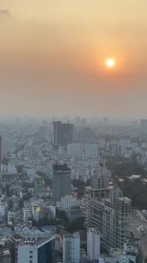 Şehrin gökdelenlerini gözler önüne seren çatı katı restoranının çarpıcı panoramik manzarası Saigon Nehri ve şehir ışıkları gece aydınlatılmış kentsel manzara Vietnam Ho Chi Minh Şehri 10.07.2025