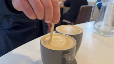 El yapımı kahve. Kahve içiyorum. Bir fincan espresso kahvenin içinde el yapımı şeker. - Evet. Yüksek kalite 4k görüntü