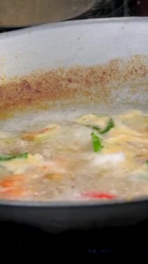 Black Bowl 'da yumurta ve baharatlı deniz ürünleri güveci pişiriyorum. Yüksek kaliteli FullHD görüntüler