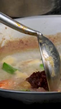 Asya çorbasına güneşte kurutulmuş domates Macar tas kebabı çorbasını yakın planda pişirme, şef geleneksel cilayı veya restoranda zech çorbasını pişirme. - Evet. Yüksek kalite