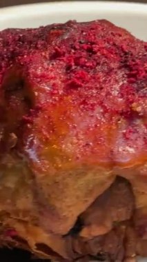 Düz kruvasan, çikolata, şam fıstığı ve beyaz tabakta servis edilen kurutulmuş böğürtlen. Yüksek kalite 4k görüntü