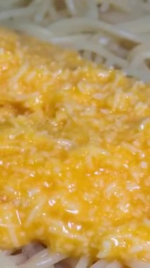 Mantarlı makarna ve ıspanak sosu, 4k video, üst manzara, yakın çekim.. 