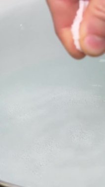 Mutfakta Şef Tuzlu Yemekler. Tencerede Kaynar Su. Şef tabağa tuz ekliyor. Yemek ateşte kaynıyor. Mutfakta Mutfak Mutfağı. Şef Yemekleri Hazırlıyor. Makarna pişirmek için tencerede tuzlu su..