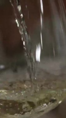 Kadehte sallanan ve dönen beyaz şarap. Yüksek kalite 4k görüntü