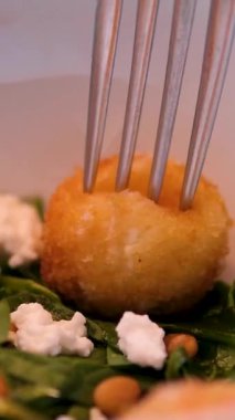 Lezzetli Japon tonkatsu menüsü, çıtır peynirli pirzola ve pirinçle servis edilen orjinal domuz pirzolası ve bir restoranda doğranmış lahana salatası - bir parallax shot. Yüksek kalite 4k görüntü