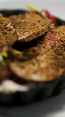 Turta ya da kiş, ekşi bir tart tavuk ve mantarla, baharatlar ve otlar koyu beton arka planda. Tavuklu yuvarlak kiş. Yüksek kalite 4k görüntü