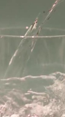 Yüksek hız, içme bardağına dökülen temiz maden suyuna yakın çekim. Yüksek kalite 4k görüntü