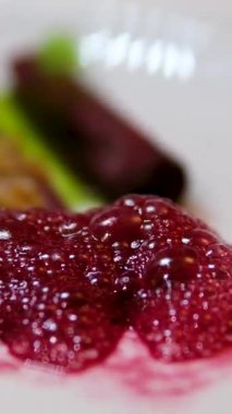 Virgin Voyage Test Mutfağı kırmızı köpük dokusunda servis edilen pancar tabanlı moleküler köpük yemeğinin ağız sulandırıcı görüntüsü pancar süsü sanatsal kaplama gurme seyahat deneyimi.