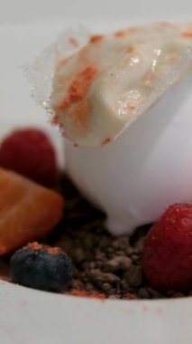 Fransız tostunun üzerine bal dökmek. Tatlı kahvaltı yemeği. Yüksek kalite 4k görüntü