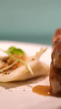 Bulaşıklarda ayrıntıları sunan haute mutfağı sunumu. Şef elleri tabağa karides koyar. Restorandaki beyaz tabağı kapat. Michelin restoranında yemek. modern yemek.