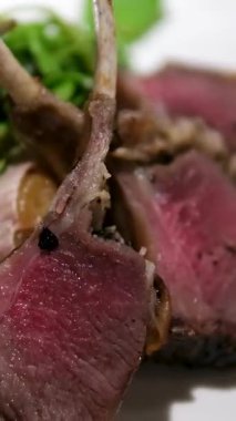 Soslu kuzu pirzola ve bir restoranda tabakta salata yakın. Yüksek kalite 4k görüntü