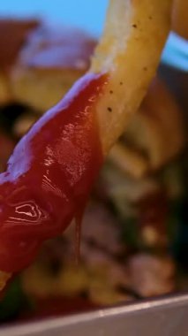 Bir kafede Fast Food kızartması ve et burger yiyen bir kız. Yüksek kalite 4k görüntü