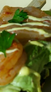 Beyaz bir tabakta Kral karidesli limon dilimi. Güzel bir servis tabağı. Yüksek kalite 4k görüntü