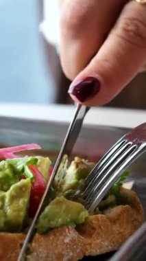 Yumurtalı Avokado tostu pişiriyorum. Sağlıklı yemek hazırlıyorum. Kapatın. Yüksek kalite 4k görüntü