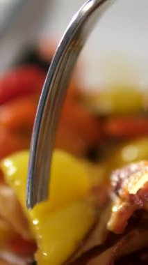 Domuz pastırması ve yumurta yanında çatal ve bıçak dilimleme sosisi, doğal gün ışığı, sığ odak. Yüksek kalite 4k görüntü