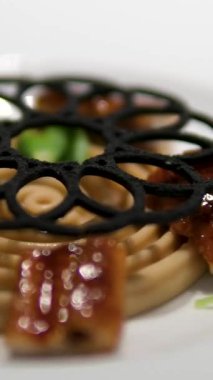 Şef Mutfakta Makarna Spagetti Pişiriyor. Geleneksel İtalyan Pasta Bolonez ve zeytinyağlı Gurme Yemekleri. İtalyan Mutfak Yemeği Partisi. Makarna soslu makarna. Ev yapımı sos..