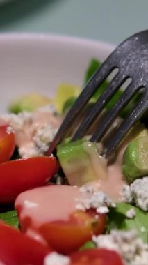 Taze tavuk salatası yiyorum. Sağlıklı yemek. Temiz Yemek ve Diyet. Dengeli Beslenme. Taze yemek. Yemek molası, diyet ve sağlık. Yaz Yemeği. Sağlıklı Mutfak Salatası Kasesi. Organik Gıda. 