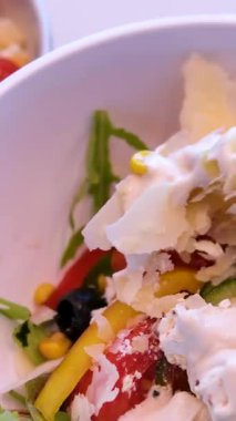 Şef bir restoranın mutfağında salata sosu döküyor. Yüksek kalite 4k görüntü