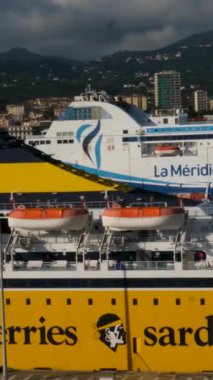 Korsika Feribotları Sardunya Feribotları ve La Meridionale. Ajaccio Limanı Korsika 'da demirli. Kıyı taşımacılığı turizmi ve Akdeniz manzarasını gösteriyor..