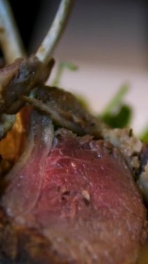 Üç parça kızarmış kuzu ve ıspanakla birlikte iştah açıcı beyaz tabak. Şık bir restoran sunumu. Güzel yemek ya da lüks yemek fotoğrafçılığı için mükemmel..