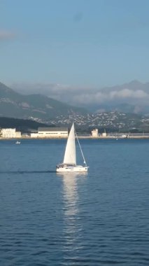 Canlı binalar, liman faaliyetleri, demirlemiş tekneler, mükemmel Akdeniz seyahati ve yaz tatili sahnelerinin yer aldığı bir yolcu gemisinden Korsika adasının güzel panoramik manzarası.