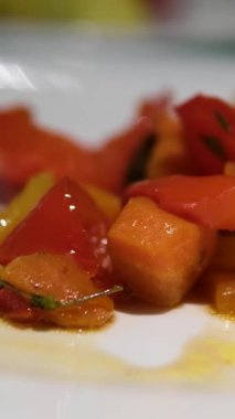 Tabak ışığı yüzeyinde ızgara sebze biberi. Yüksek kalite 4k görüntü