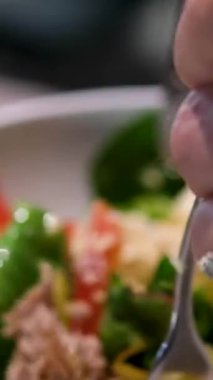 El Kadın Şefi Yeşil Salata, Millet, Yengeç Çubuğunu Cam Kasede Karıştırıyor. Kahvaltı taze salatası ve temiz sebze çiğ yiyebilir. Salata karışımında besleyici ve enzimler yeşil sebze konservesi bırakır .