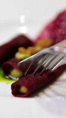 Canlı pembe moleküler köpükle kaplı pancar tabağının yakın çekimi modern sanatsal mutfak zarif tabağı sunumu yaratıcı mutfak deneyleri hassas doku.