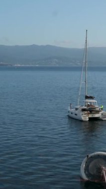 Canlı binalar, liman faaliyetleri, demirlemiş tekneler, mükemmel Akdeniz seyahati ve yaz tatili sahnelerinin yer aldığı bir yolcu gemisinden Korsika adasının güzel panoramik manzarası.