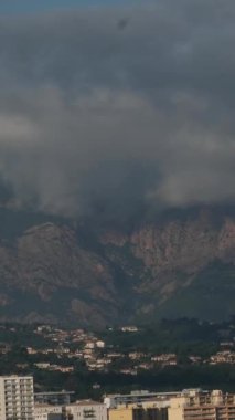 Canlı binalar, liman faaliyetleri, demirlemiş tekneler, mükemmel Akdeniz seyahati ve yaz tatili sahnelerinin yer aldığı bir yolcu gemisinden Korsika adasının güzel panoramik manzarası.