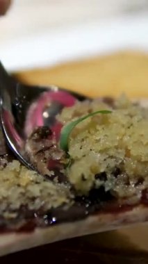 Kemik iliğine tat katan bir kaşık dolusu yeşil sos. Yemek videoları, restoran videoları, mutfak videoları ve sosyal medya için mükemmel. Yüksek kalite 4k görüntü