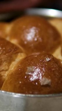 Taze pişmiş börekler bir kaşıkla alınır ve kremalı tereyağlı, zarif bir kahvaltı veya brunch sunumu ile sergilenir..