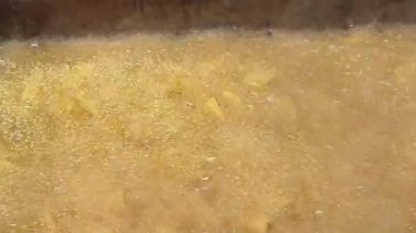 Patates cipsleri otomatikman modern gıda üretim tesisindeki konveyöre düşüyor. Atıştırmalık işleme ve dağıtım sistemine yakından bakıyor. Yüksek kalite 4k görüntü