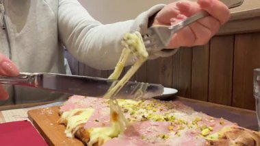 Peynirli İtalyan pizzası, jambon, peynir ve fıstıklı iştah açıcı, Pizzeria restoranında yemek yiyen kadın, peynirli streç, mutfak, kültür, çatal ve kaşık. Yüksek kalite 4k görüntü