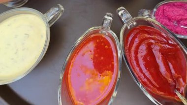 Restoranda çeşitli acı soslar, yemek, acı biber, ketçap, tabağa apandis, sofraya. Yüksek kalite 4k görüntü