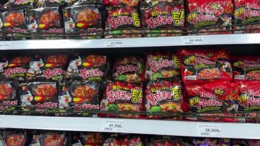 Vietnam Hoi mağazasının rafında Vietnam pirinci vermicelli çorbası. 12.24.2025