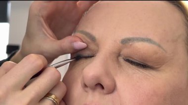 Güzellik Salonunda Makyaj Sanatçısı Yetişkin Kadın Yaşlanma Karşıtı Kendine Bakım Üzerine Siyah Ok Çiziyor. Yüksek kalite 4k görüntü